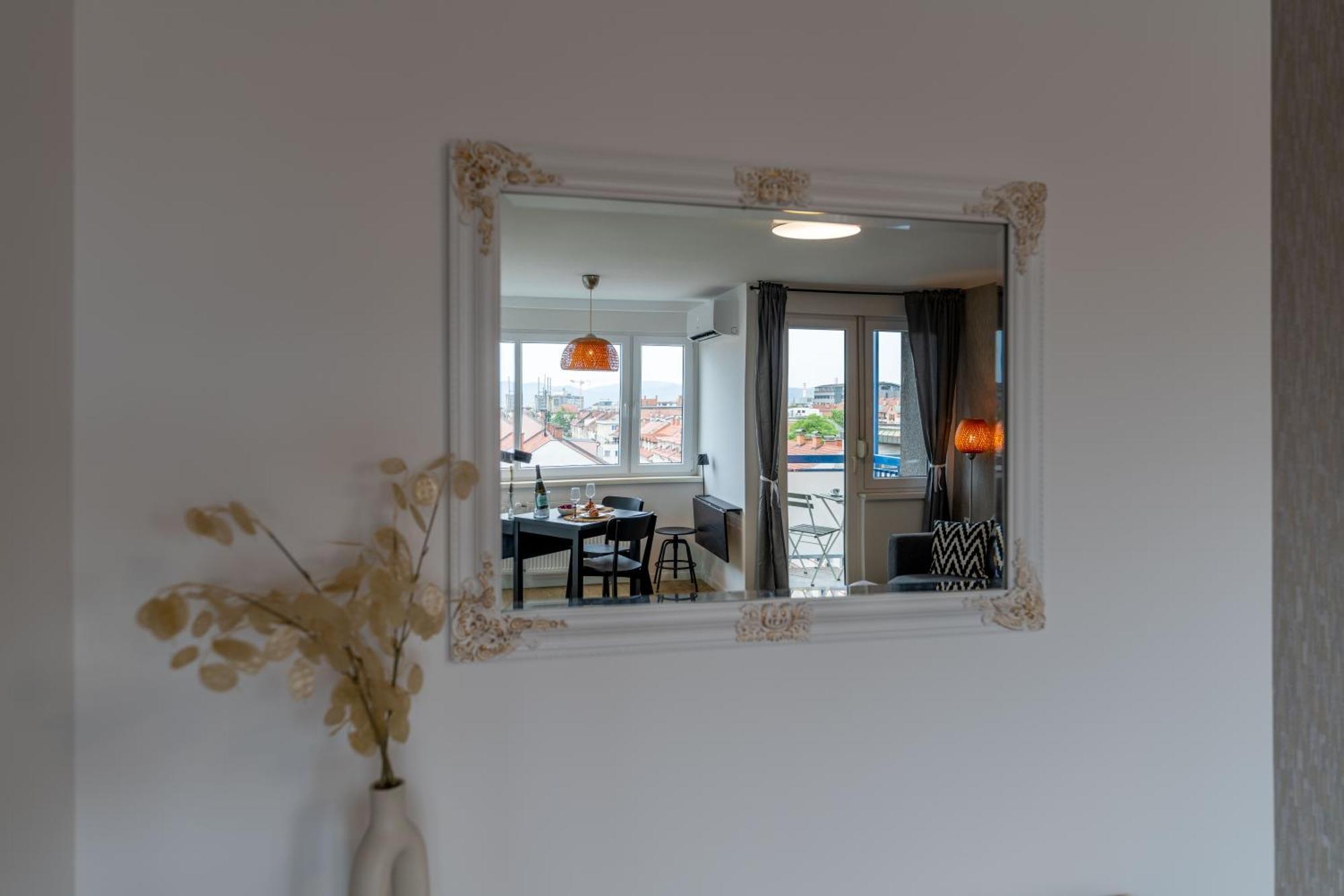 Elegant Tour As Studio Gilly With Open Views And A Balcony In The Center Lublaň Exteriér fotografie